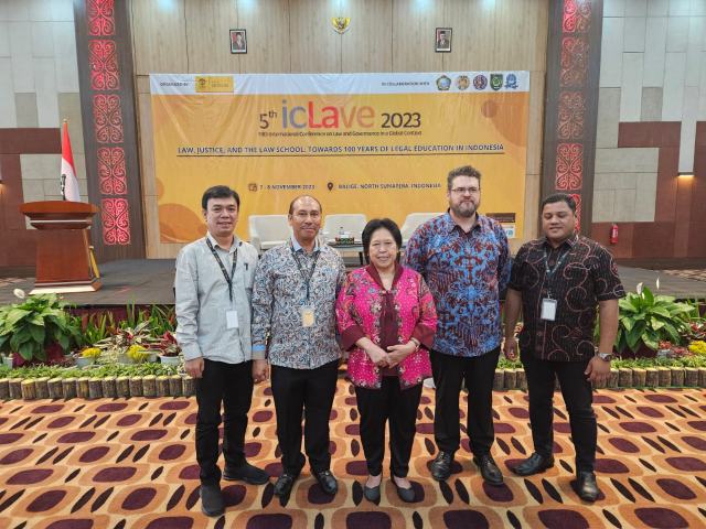 Dekan Fakultas Hukum UISU, Dr. H. Danial Syah, S.H.,M.H, Wakil Dekan Bidang KAK M. Faisal Rahendra Lubis, Syarifuddin, S.H.,M.H (Pembicara dari FH UISU) beserta pembicara lainnya dalam ICLAVE 2023 foto bersama usai kegiatan seminar internasional di Labersa Toba Hotel & Convention Centre selama 2 hari (7-8 November 2023)