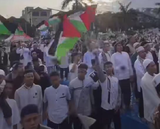 Ribuan umat Islam dan umat beragama lainnya di Sumatera Utara melakukan aksi Solidaritas Kemanusiaan bertajuk Sumut Bela Palestina, di halaman Istana Maimun Medan, Minggu (10/12/2023) pagi.