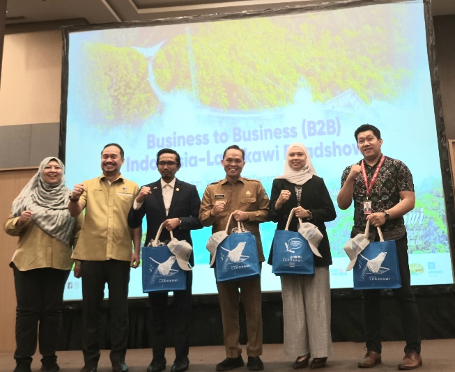 FOTO BERSAMA. Tourism Manager LADA Dr Azmil Munif Mohd Bukhari foto bersama dengan Konsul Jenderal Malaysia di Medan Aiyub Omar dan pejabat lainnya pada B2B Langkawi - Indonesia Roadshow di Medan.