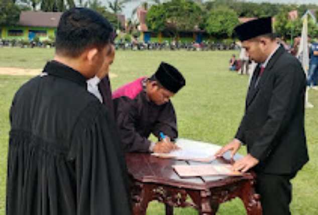 Ketua KPU Padang Lawas Lantik 912 anggota PPS di Lapangan MTSN Sibuhuan