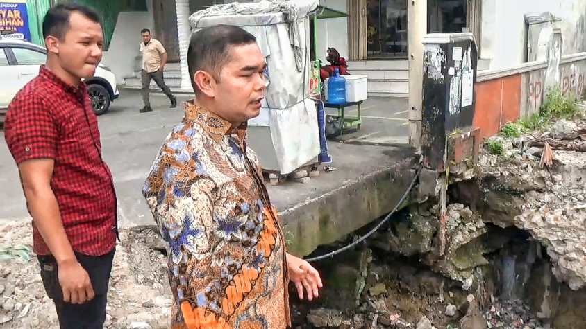 IMG_20240527_194422 Wakil Ketua DPRD Medan Ihwan Ritonga saat meninjau jembatan ambruk di simpang Gg Budi, Jl Raya Menteng, Medan Denai, Medan