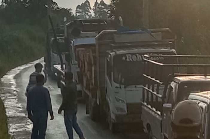 Diduga Rusak Jalan, Puluhan Warga Hentikan 4 Truk Pengangkut Kayu di Desa Sigarang-Garang Karo
