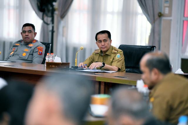20240827_082850_resize_5 Pj. Gubernur Sumut Agus Fatoni memimpin Rapat Persiapan Pelaksanaan PON XXI Aceh - Sumut Tahun 2024 di Aula Tengku Rizal Nurdin, Rumah Dinas Gubernur Sumut, Jalan Sudirman No. 41, Medan, Senin (26/8/2024). Foto/Diskominfo Sumut