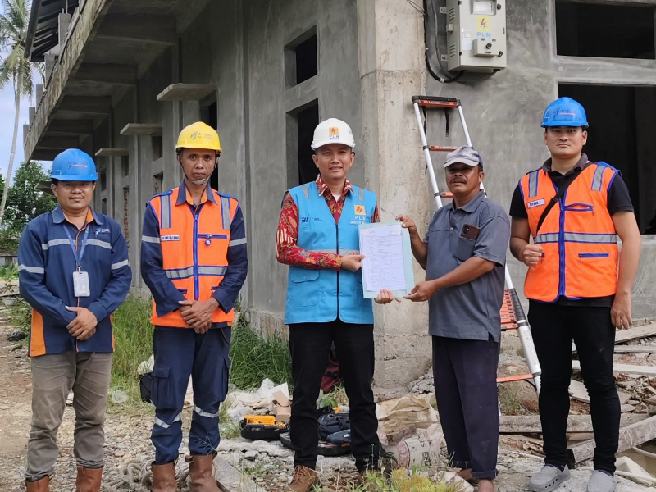 IMG-20241011-WA0013_resize_96 Foto bersama sekaligus penyerahan bukti serah terima pasang baru untuk Klinik Utama Mulia di Jalan Saonigeho KM 2 Kecamatan Telukdalam, Kamis (10/10/2024).