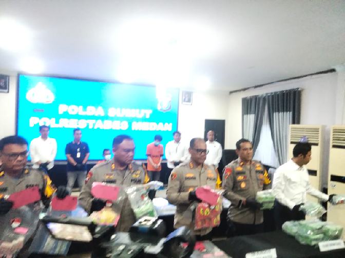 Kapolrestabes Medan Kombes Gidion Arif Setyawan bangga melihat anggota Narkoba Polrestabes Medan mengungkap kasus peredaran gelap narkoba jenis sabu dan pil ekstasi di Medan, Senin (28/10/2024).