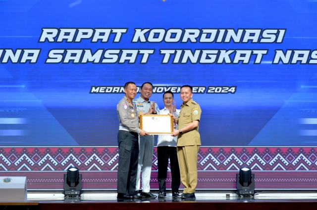 20241107_222218_resize_8 Pj. Gubernur Sumut Agus Fatoni kesempatan itu Fatoni menerima penghargaan sebagai Tim Pembina Samsat Terbaik dari Pembina Samsat Nasional, di Aula Raja Inal Siregar Jalan Diponegoro Kota Medan. Rabu (6/11/2024). Foto/Diskominfo Sumut