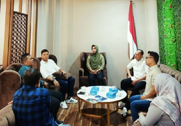 Anggota DPRD Kota Medan, Lailatul Badri saat menerima anggota Dewan Perwakilan Rakyat Kabupaten Aceh Besar (DPRK) Aceh Besar, Selasa (5/11/2024). Foto Ist