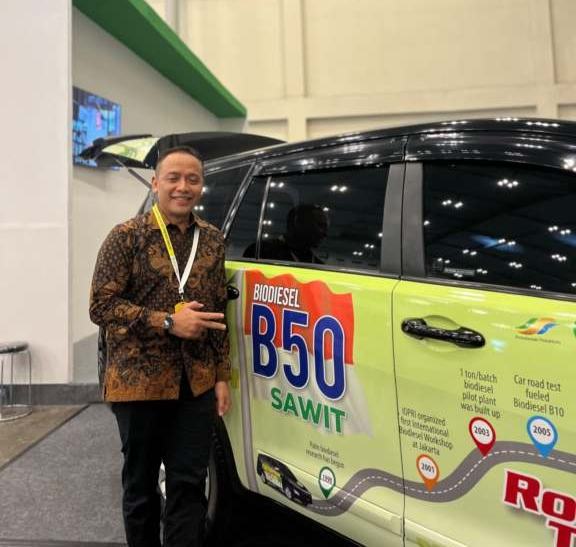 Direktur Utama PTPN IV PalmCo Jatmiko K Santosa disamping kendaraan yang telah berhasil melakukan road test lebih dari 170 ribu kilo dengan B50. PTPN IV PalmCo mendukung mandatory B35 yang diterapkan pemerintah melalui rencana pembangunan pabrik biodiesel dan mendorong produksi CPO nasional melalui peningkatan produktivitas sawit rakyat. Foto/medandaily.com/ist