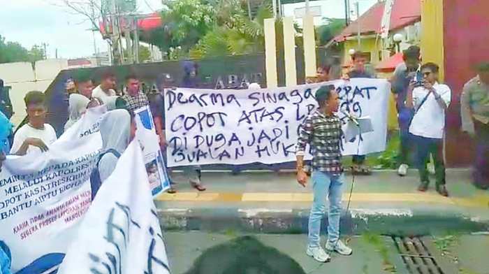 Puluhan mahasiswa dari Koalisi Mahasiswa dan Masyarakat Bersatu Sumatera Utara menggelar aksi demonstrasi jilid kedua yang dimulai di depan Kantor Polda Sumut.