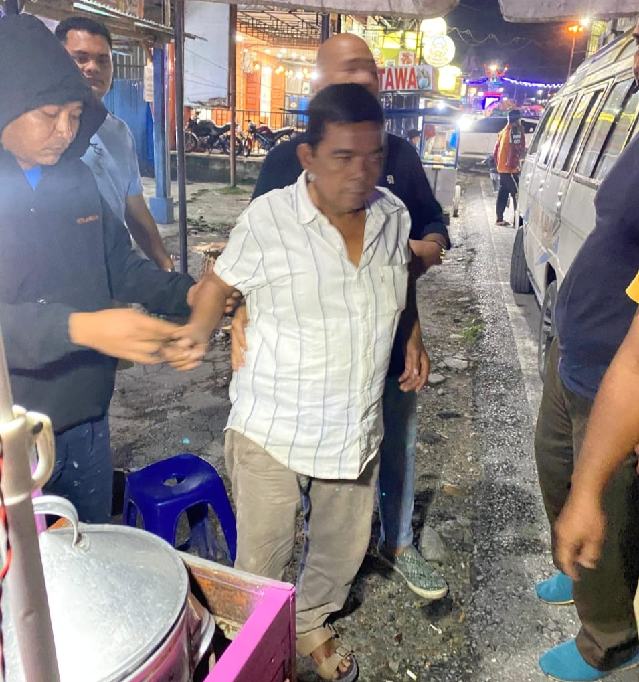 DPO tersangka dugaan Korupsi Pembangunan Stadion Madina ditangkap saat jualan bakso keliling.