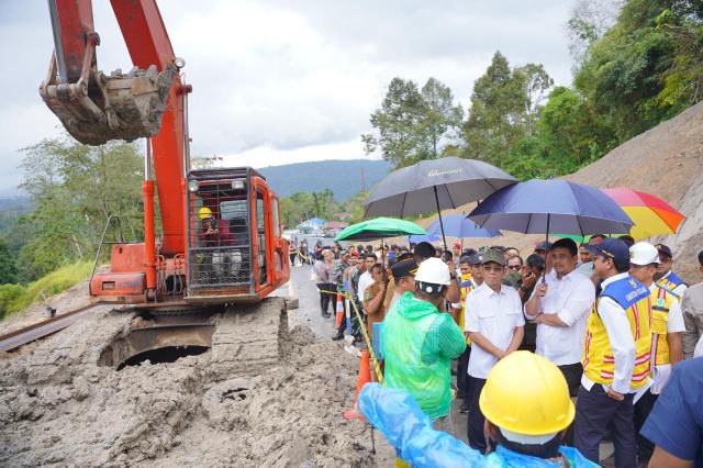 Gubernur Sumatera Utara (Sumut) Bobby Nasution meninjau kondisi jalan nasional Batu Jomba di Kabupaten Tapanuli Selatan (Tapsel), Senin (17/3/2025) siang.
