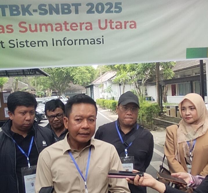 IMG_20250426_173822_resize_79 Rektor USU, Prof Dr Muryanto Amin, Ssos MSi saat meninjau pelaksanaan ujian UTBK-SNBT di Gedung PUML USU, Sabtu (26/4/2025) siang.