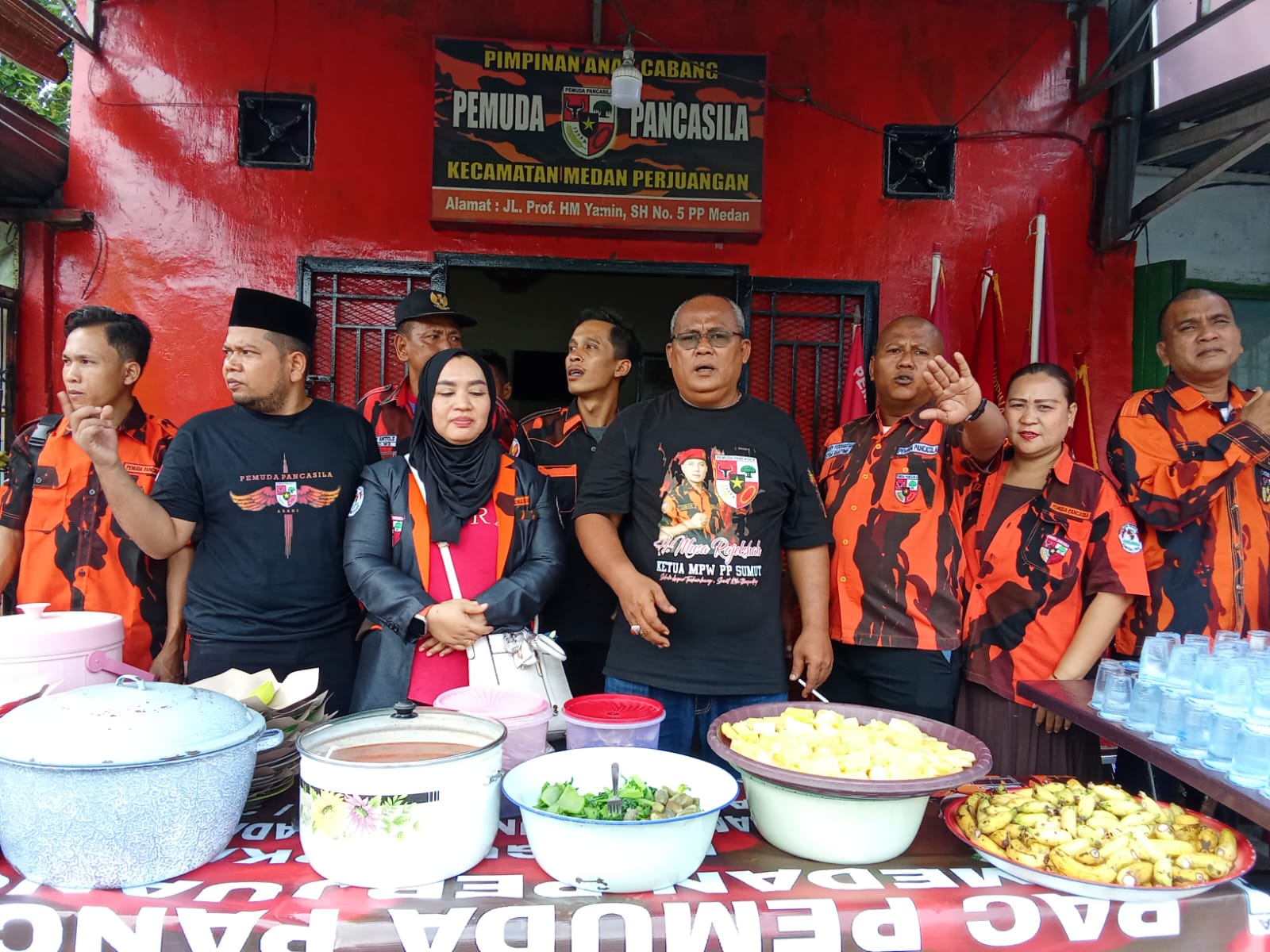 WhatsApp Image 2025-04-25 at 19.35.26_a1881151 Ketua Pengurus Anak Cabang (PAC) Pemuda Pancasila (PP) Nafaro Affandi Lubis. SH (Kaus Hitam) Membuka Acara Makan Bergizi Gratis (MBG) Di Kantor PAC PP Medan Perjuangan Jln Muhammad Yamin Medan.
