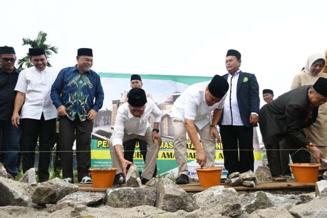 Wakil Gubernur Sumatera Utara Surya melakukan peletakan batu pertama peresmian pembangunan Mesjid Taqwa Muhammadiyah Indrapura, Kabupaten Batubara, Minggu (27/4/2025). Foto/Diskominfo Sumut.
