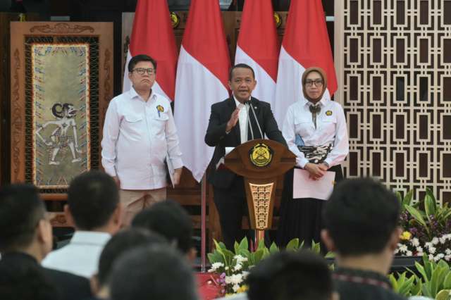 IMG-20250527-WA0112 Menteri ESDM), Bahlil Lahadalia (tengah), Direktur Jenderal Ketenagalistrikan Kementerian ESDM Jisman P Hutajulu (kiri) dan Direktur Jenderal Energi Baru Terbarukan dan Konservasi Energi Kementerian ESDMN Eniya Listiani Dewi (kanan) ketika mengumumkan Rencana Usaha Penyediaan Tenaga Listrik (RUPTL) PLN 2025-2034 di Jakarta, Senin (26/5/2025).