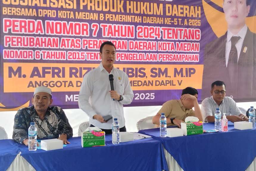Anggota DPRD Medan Afri Rizki Lubis saat melaksanakan Sosialisasi Produk Hukum Perda Nomor 7 Tahun 2024 Tentang Perubahan Atas Peraturan Daerah Kota Medan Nomor 6 Tahun 2015 Tentang Pengelolaan Persampahan, di Jalan Langgar, Kelurahan Sari Rejo, Kecamatan Medan Polonia, Kota Medan, Minggu (25/5/2025) pagi.