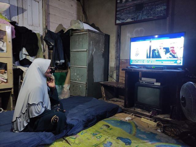 IMG-20250530-WA0029_resize_31 Warga Desa Sukabangun, Kabupaten Bengkayang, Kalimantan Barat dapat menikmati hiburan di televisi semenjak listrik hadir di desa mereka.