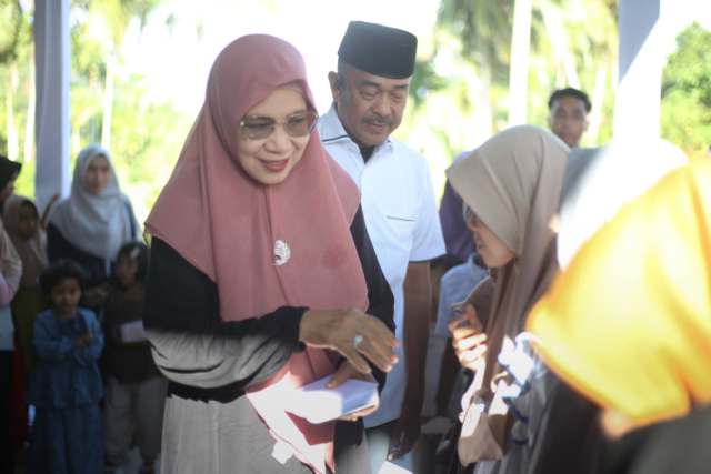 IMG-20250608-WA0036 Bupati Madina H Saipullah Nasution bersama istri menyantuni anak yatim.