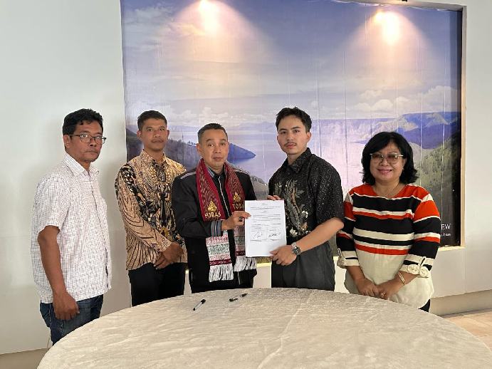 IMG-20250608-WA0045_resize_51 GM Toba Caldera Geopark Dr Azizul Kholis dan SADA Solu dibawah pimpinan Kai Ingot Damai Siallagan menandatangani MoU berbagai kegiatan edukasi rangkaian Festival Marsirippa Toba Caldera.