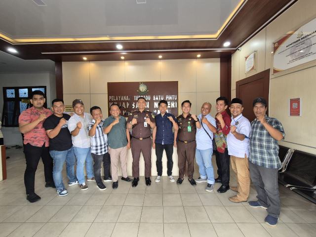 IMG-20250620-WA0050_resize_45 Kejari dan beberapa pengurus PWI Madina Foto bersama.