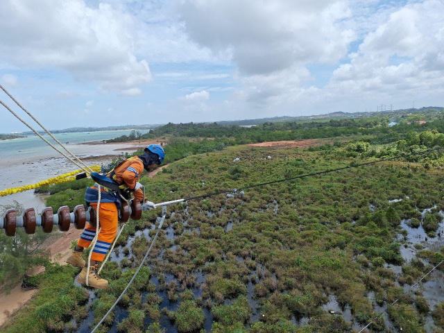 IMG-20250621-WA0012_resize_80 Petugas PLN tengah melakukan pemeliharaan jaringan transmisi Saluran Udara Tegangan Tinggi (SUTT) 150 kiloVolt (kV) sebagai bagian dari upaya memastikan keandalan pasokan listrik secara nasional. Komitmen ini menjadi fondasi dalam mendorong peningkatan kinerja PLN, yang pada Tahun Buku 2024 ini mencetak pendapatan sebesar Rp545,38 triliun.