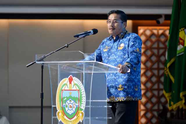 Sekretaris Daerah Provinsi Sumatera Utara (Sumut) Togap Simangunsong membuka Rapat Koordinasi atas Pelaksanaan Pembangunan pada Pemerintah Kabupaten dan Kota Se-Sumut di Aula Raja Inal Siregar, Kantor Gubernur Sumut Jalan Diponegoro Kota Medan, Kamis (17/7).