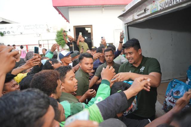 Gubernur Sumatera Utara Bobby Afif Nasution bagikan ratusan paket sembako kepada pengemudi ojek online (ojol) dan masyarakat di Jalan Zainul Arifin, Kec. Medan Polonia, Medan, Sabtu (30/8/2025).