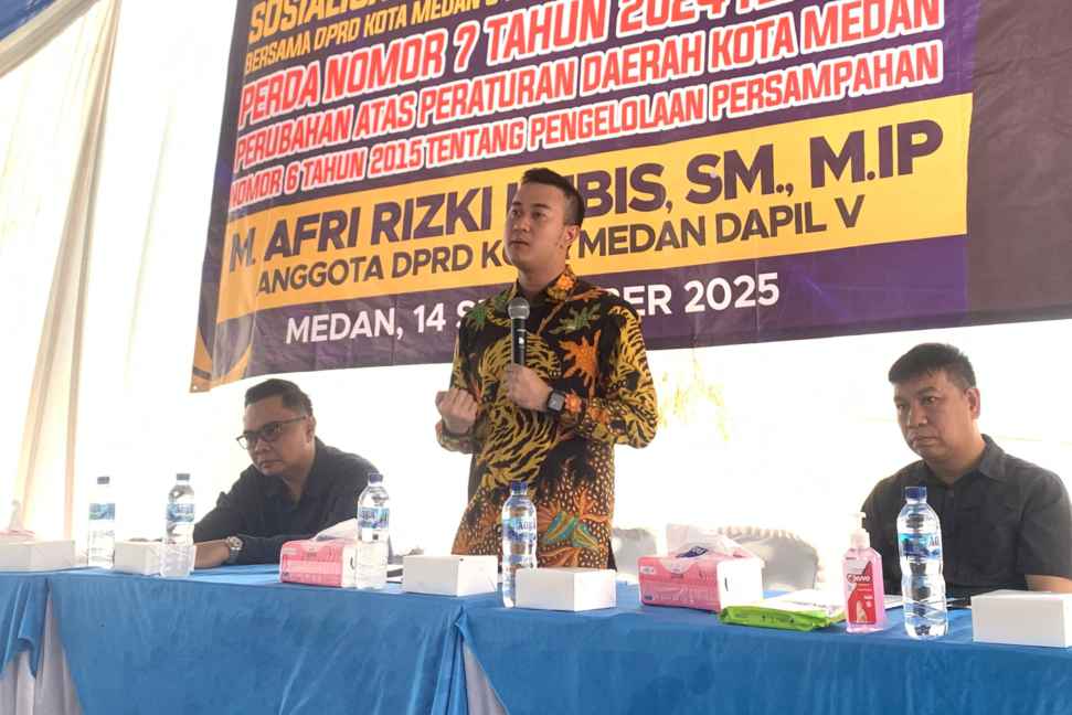 Anggota DPRD Medan Afri Rizki Lubis saat melaksanakan Sosialisasi Produk Hukum Perda (Sosperda) Nomor 7 Tahun 2024 Tentang Perubahan Atas Peraturan Daerah Kota Medan Nomor 6 Tahun 2015 Tentang Pengelolaan Persampahan, di Jalan M Basir, Lingkungan I, Kelurahan Pangkalan Masyhur, Kecamatan Medan Johor, Minggu (14/9/2025) siang.
