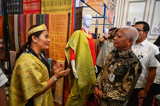 Wakil Gubernur (Wagub) Sumatera Utara (Sumut) Surya  menghadiri sekaligus membuka kegiatan Livin’ Fest 2025 dalam rangka memperingati 27 tahun Bank Mandiri, di Regale International Convention Centre, Medan, Kamis (23/10/2025). Foto/Diskominfo Sumut 