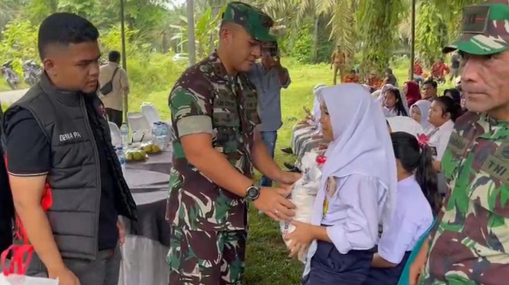Dandim 0203 Langkat Letkol Inf Medwin Sangkakala SSos dan Ketua MPC PP Langkat Dewa Peranginangin SH memberi tali asik kepada yatim piatu dan dhuafa.
