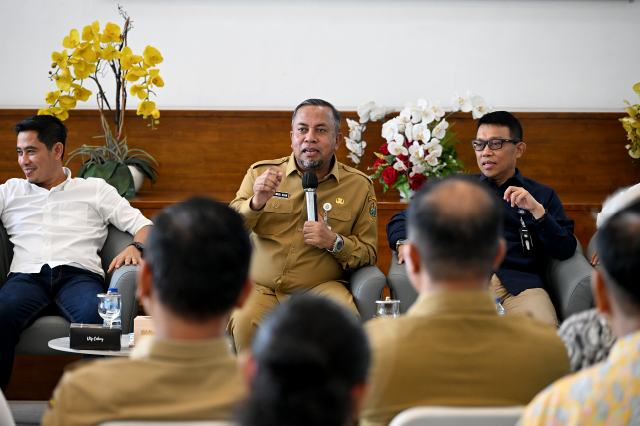 20251103_212214_resize_62 Plt Kepala Dinas Perumahan dan Kawasan Permukiman (PERKIM) Sumatera Utara (Sumut) yang juga Asisten Administrasi Umum Muhammad Suib bersama Ketua DPD Real Estate Indonesia (REI) Sumut Rakutta Karo karo beserta jajarannya saat acara Konferens Pers di Lobby Dekranasda Kantor Gubernur Sumut, Jalan Diponegoro No 30 Medan, Senin (3/11/2025). Foto/ Diskominfo Sumut