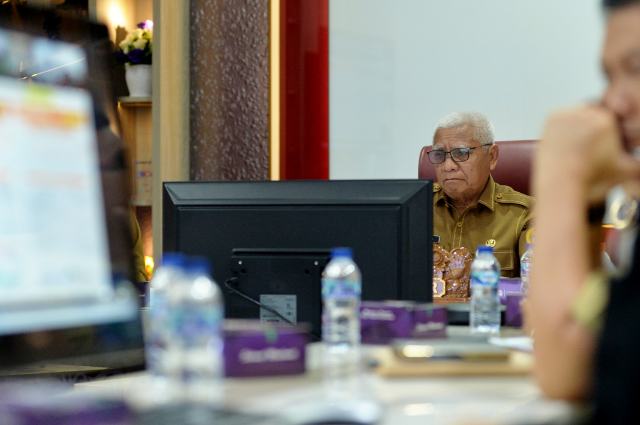 20251104_170042_resize_8 Wakil Gubernur Sumatera Utara (Sumut) Surya mengikuti Rapat Koordinasi Pengendalian Inflasi Tahun 2025 oleh Kementerian Dalam Negeri RI secara daring melalui aplikasi Zoom Meeting di Ruang Sumut Smart Province Lantai 6 Kantor Gubernur Sumut Jalan Diponegoro Kota Medan, Selasa (4/11/2025). Foto/Diskominfo Sumut