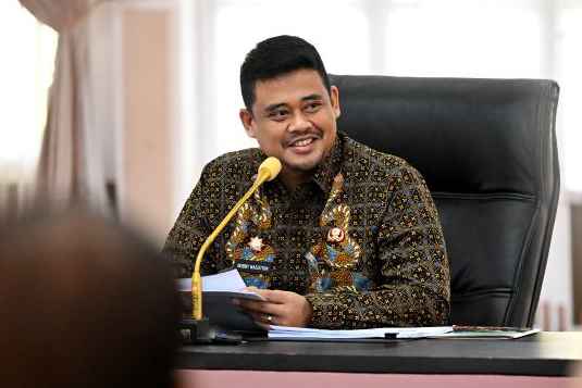 20251107_134708_resize_57 Gubsu Bobby Nasution saat memberi sambutan pada Evaluasi SAKIP Pemprov Sumut tahun 2025, yang diselenggarakan secara zoom meeting.