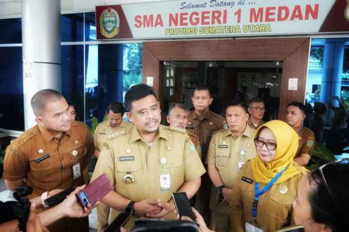 Kadis-Pendidikan-dampingi-Gubernur-Bobby-Nasution-780x470