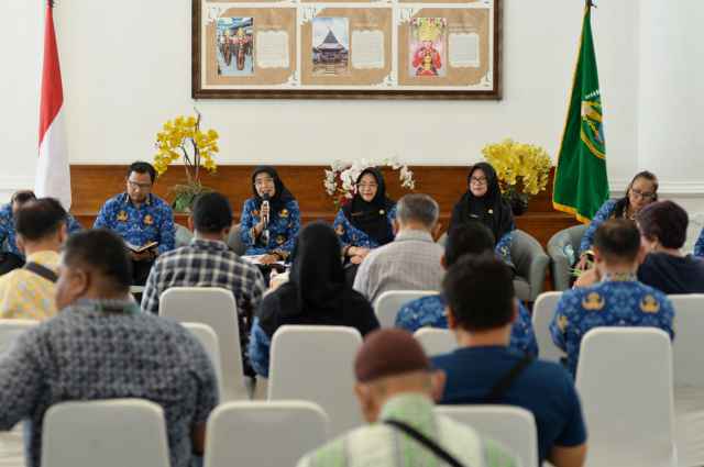 Konpers 17 Nov 2025 (3) Pemerintah Provinsi Sumatera Utara (Sumut) melalui Dinas Pemberdayaan Perempuan, Perlindungan Anak, Pengendalian Penduduk, dan Keluarga Berencana Provinsi Sumut melakukan Konferensi Pers terkait Keluarga Tangguh, Perempuan dan Anak terlindungi, TPPO ditangani, Pertumbuhan Penduduk terkendali. Kegiatan yang difasilitasi Dinas Kominfo Sumut ini berlangsung di Lobby Dekranasda Lantai 1 Kantor Gubernur Sumut Jalan Diponegoro Kota Medan, Senin (17/11/2025).