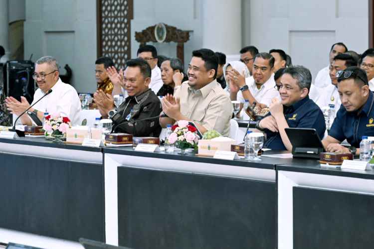 Kunjungan kerja Banggar DPR RI (3) Gubernur Sumut Muhammad Bobby Afif Nasution menyambut kunjungan kerja Tim Badan Anggaran DPR RI di Aula Raja Inal Siregar, lantai 2 Kantor Gubernur Sumut, Jalan Diponegoro No 30, Medan, Rabu (12/11/2025).