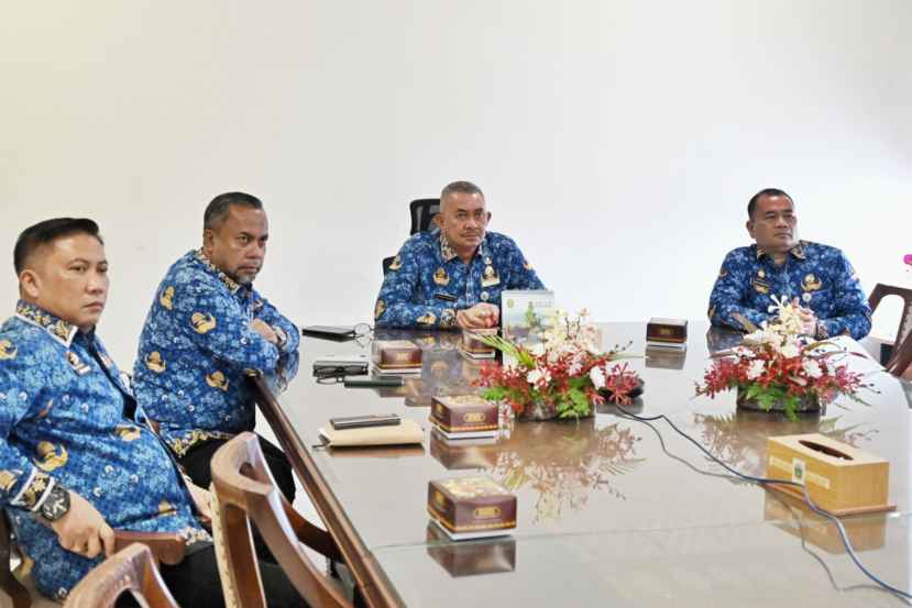 PjSekdaprovsu_Zoommeeting_Kemendagri_ Rakor Percepatan Realisasi APBD T.A 2025 2 Penjabat (Pj) Sekretaris Daerah Provinsi (Sekdaprov) Sumatera Utara (Sumut) Sulaiman Harahap mengikuti zoom meeting Rapat Koordinasi (Rakor) Percepatan Realisasi APBD Tahun Anggaran 2025 bersama Kementerian Dalam Negeri (Kemendagri) di Ruang Kerja Sekda Provsu Kantor Gubernur Sumut Jalan Diponegoro Nomor 30 Medan, Senin (17/11/2025).