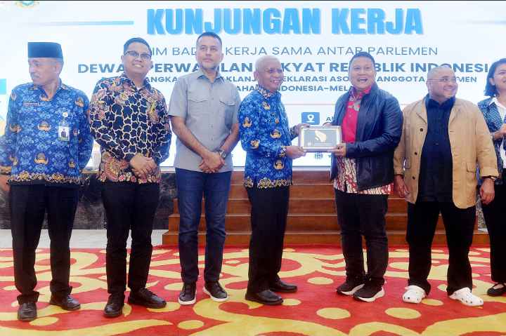 Screenshot_2025-11-17-18-59-21-46_99c04817c0de5652397fc8b56c3b3817 Wakil Gubernur Sumatera Utara (Sumut) Surya menerima kunjungan kerja Badan Kerja Sama Antar Parlemen (BKSAP) DPR RI di Aula Raja Inal Siregar Kantor Gubernur Sumut Jalan Diponegoro Kota Medan. Senin (17/11/2025). Kunjungan tersebut menindaklanjuti Deklarasi Asosiasi Anggota Parlemen Berbahasa Indonesia Melayu.