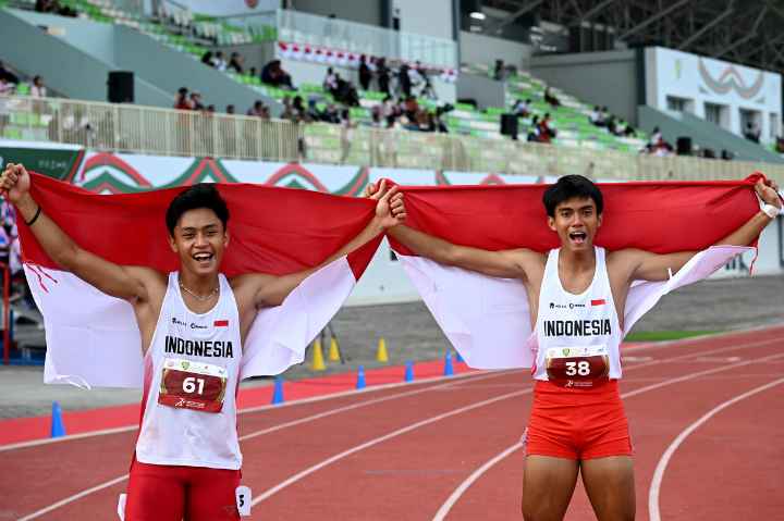 Screenshot_2025-11-18-17-58-44-36_99c04817c0de5652397fc8b56c3b3817 Atlet lari putra Indonesia Gilang Satria Wibawa (kanan) bersama Rizal Hafid Fuadi (kiri) melakukan selebrasi sambil memegang bendera merah putihn usai beradu kecepatan dengan atlet Thailand, Singapura, Malaysia dan Filipina pada nomor lari 200 meter U-18 dalam kejuaraan Atletik Asia Tenggara 2025 di Stadion Madya Atletik, Deliserdang, Sumatera Utara, Senin (17/11/2025).