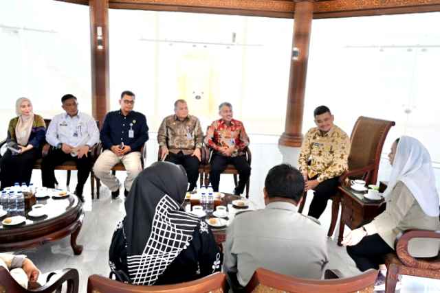 IMG_20251211_150217 Gubernur Sumatera Utara (Sumut) Muhammad Bobby Afif Nasution di dampingi sejumlah OPD menerima bantuan secara simbolis dari Wakil Walikota Palu Imelda Liliana Muhidin di Anjungan Lantai 9, Kantor Gubernur Jalan Diponegoro No 30 Medan, Kamis (11/12/2025).