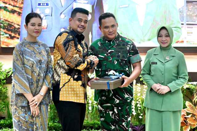 IMG_20251214_213039 Gubernur Sumatera Utara (Sumut) Muhammad Bobby Afif Nasution bersama Wakil Gubernur Sumut Surya, serta jajaran Forkopimda menghadiri acara lepas sambut Pangdam I Bukit Barisan dari Mayjen Rio Firdianto kepada Mayjen Hendy Antariksa, di Balai Prajurit Makodam I Bukit Barisan, Minngu (14/12/2025).