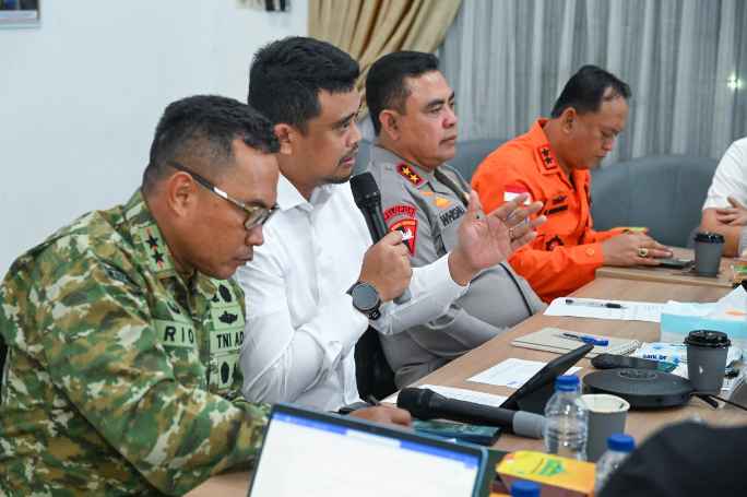Screenshot_2025-12-08-14-53-17-11_99c04817c0de5652397fc8b56c3b3817 Gubernur Sumut, Bobby Nasution mengikuti Rapat Terbatas secara daring bersama Presiden RI Prabowo Subianto terkait Dampak Bencana Sumut di Posko Tanggap Bencana, Gedung Bakti Kwarda Sumut, Jalan AH Nasution, Medan, Minggu Malam (7/12/2025).