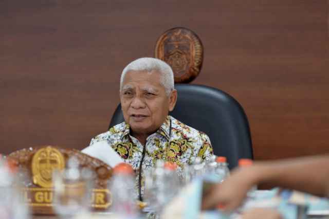 Screenshot_2025-12-11-14-21-03-97_99c04817c0de5652397fc8b56c3b3817 Wakil Gubernur Sumatera Utara (Sumut) Surya mengikuti Rapat Koordinasi mengantisipasi Natal dan Tahun Baru 2026 dengan Kementerian Dalam Negeri RI secara daring melalui aplikasi Zoom di Ruang Kerja Lantai 9 Kantor Gubernur Sumut Jalan Diponegoro Kota Medan, Kamis (11/12/2025).