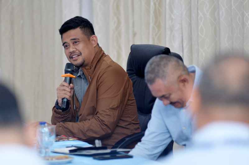 Gubernur Sumatera Utara (Sumut) Muhammad Bobby Afif Nasution memberikan arahan dan bimbingan sekaligus menutup Pertemuan Forum Strategis dengan seluruh pimpinan Organisasi Perangkat Daerah (OPD) Pemerintah Provinsi Sumut di Aula Mess Pemprovsu Pora-pora Parapat Kabupaten Simalungun, Minggu malam (11/1/2026).