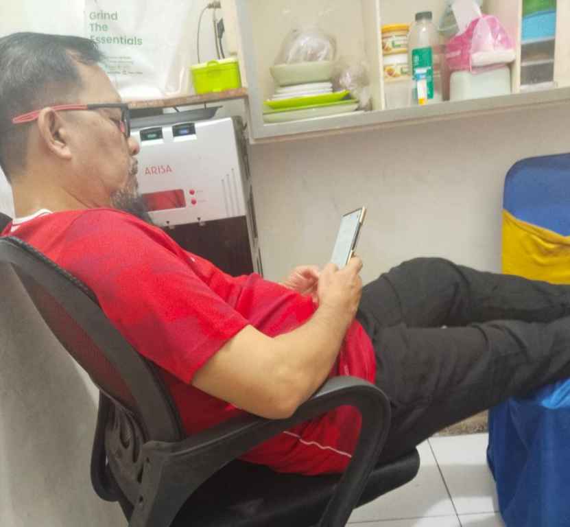 IMG-20260119-WA0057_1 Napi korupsi, Ilyas Sitorus, terlihat sedang asik bermain HP di Rutan Tanjung Gusta
