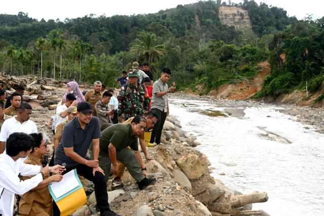 Gubernur bersama Bupati Tapteng Tinjau Sungai Baderi - 2 Gubernur Sumatera Utara (Sumut) Muhammad Bobby Afif Nasution didampingi Bupati tapanuli Tengah (Tapteng) Masinton Pasaribu meninjau Sungai Badiri, Kecamatan Badiri, Kabupaten Tapteng, Senin (13/4/2026).