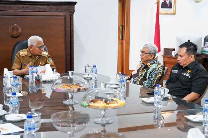 Wakil Gubernur Sumut Surya menerima audiensi Komisioner Komisi Informasi Provinsi Sumut di Ruang Kerja Wakil Gubernur Sumut, lantai 9 Kantor Gubernur Sumut, Jalan Diponegoro No. 30, Medan, Senin (13/4/2026).