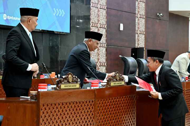 Screenshot_2026-05-16-22-17-24-43_99c04817c0de5652397fc8b56c3b3817 Wakil Gubernur Sumatera Utara (Sumut) Surya, didampingi Pj Sekdaprov Sumut Sulaiman Harahap mengikuti Rapat Paripurna Pengesahan dan Penyampaian Keputusan DPRD Sumut tentang Rekomendasi terhadap LKPj Gubernur Sumut Akhir TA 2025, di Gedung DPRD Sumut, Jalan Imam Bonjol Medan, Senin (11/5/2026).