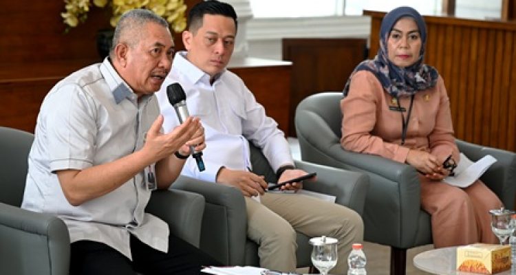Penjabat Sekretaris Daerah Provinsi (Sekdaprov) Sumatera Utara (Sumut) Sulaiman Harahap di dampingi OPD dan Dirut PPSU Ferry Indra memberikan keterangan pers kepada awak media, terkait penyelenggaraan Pekan Raya Sumatera Utara (PRSU) yang ke-50, yang rencananya akan digelar pada tanggal 3 Juli hingga 2 Agustus 2026, di ruang Dekranasda lantai 1 Kantor Gubernur, Selasa, (2/6/2026). Foto/Diskominfo Sumut