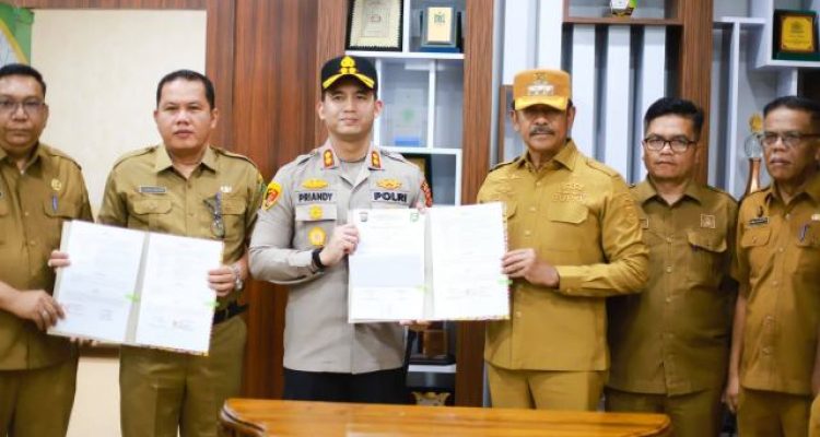 Bupati H. Saipullah Nasution dan Kapolres AKBP Bagus Priandy menandatangani MoU Perlindungan Anak Serta Pemberantasan Perdagangan Orangdi Ruang Kerja Bupati, Kompleks Perkantoran Payaloting, Panyabungan, Selasa (2/6/2026).